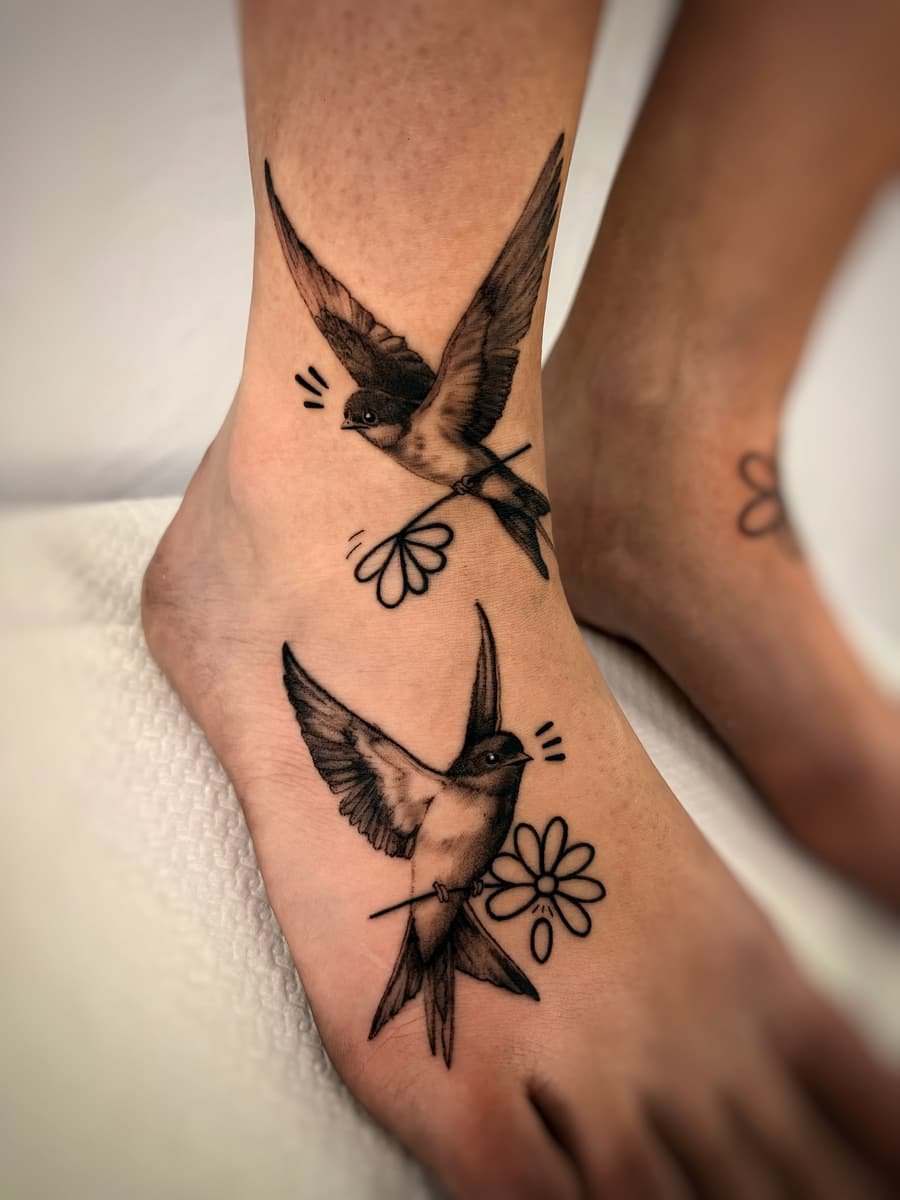 Rondini in stile fine line traditional tatuate sui piedi da Paride